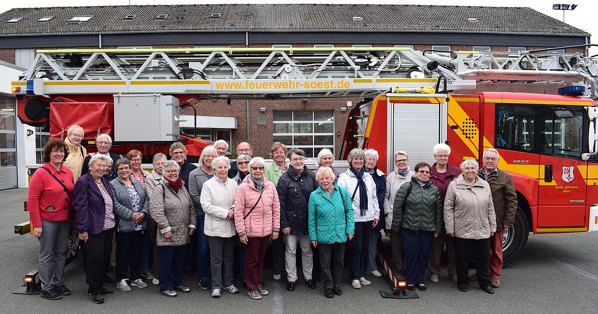 Foto der Besuchergruppe vor der Feuerwehrleiter